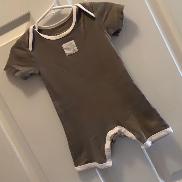 Burt’s Bees Baby Romper size 6 months - Picture 1 of 3